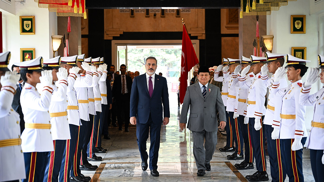 Hakan Fidan’ın Endonezya ziyaretinde dikkat çeken anlar! Ciddiyetini korudu...