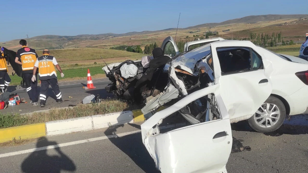 Feci kazada araç ikiye bölündü: 2 kişi hayatını kaybetti