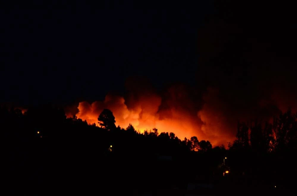 İspanya La Palma Adası'ndaki yangın binlerce kişiyi evinden etti! Alevlerle mücadele sürüyor