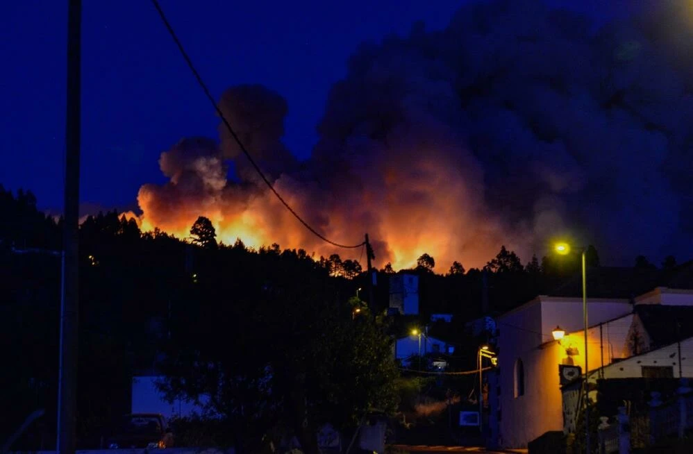 İspanya La Palma Adası'ndaki yangın binlerce kişiyi evinden etti! Alevlerle mücadele sürüyor