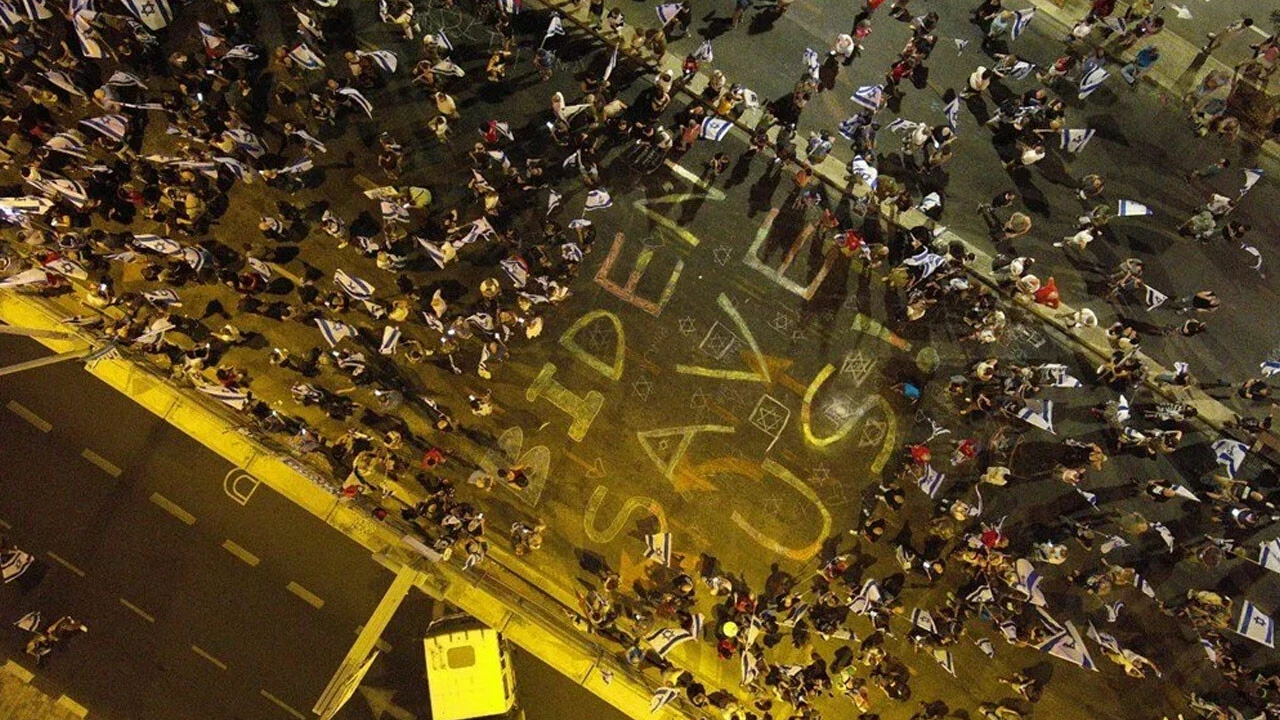 İsrail'de yargı düzenlemesiyle başlayan protestoların alevi aylardır dinmedi! Yüz binler sokağa indi