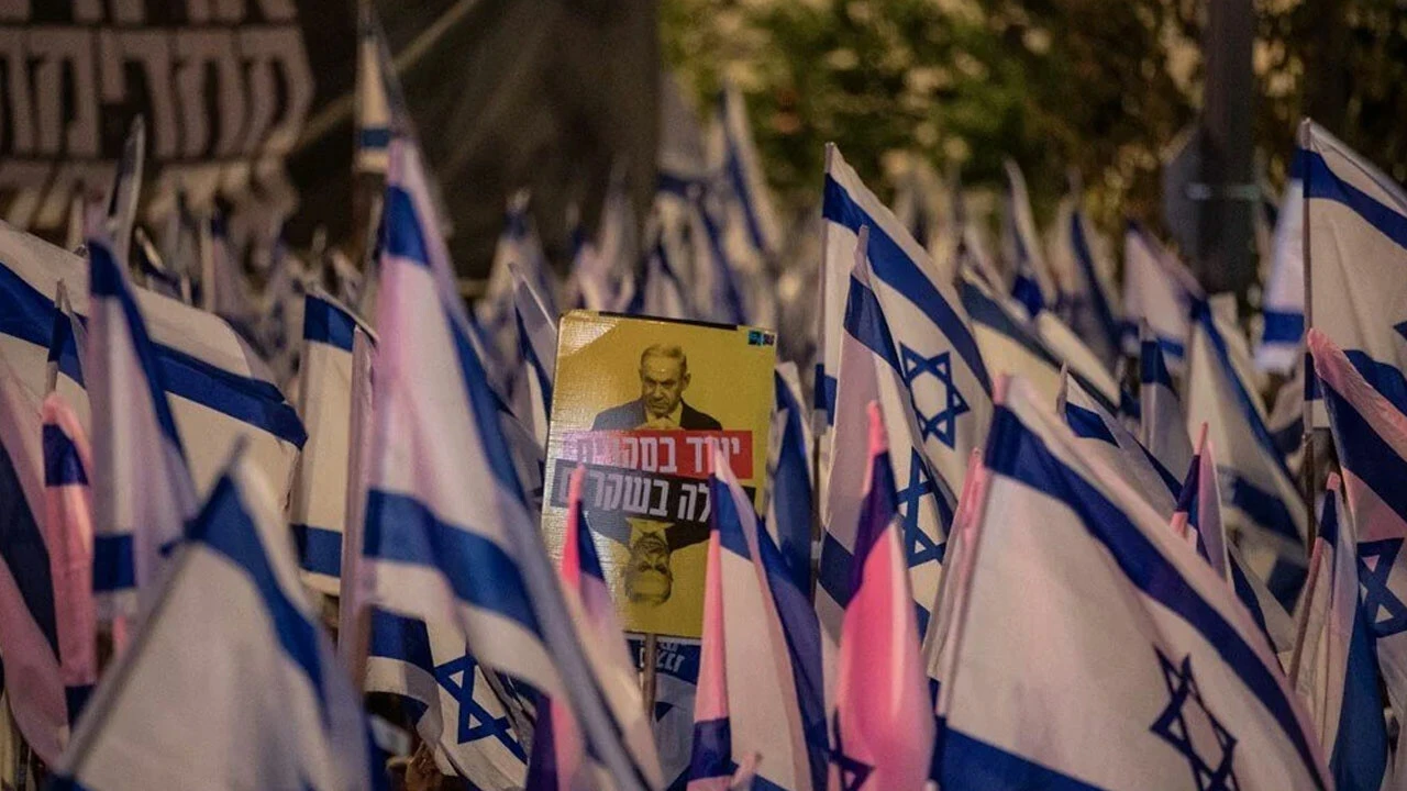 İsrail'de yargı düzenlemesiyle başlayan protestoların alevi aylardır dinmedi! Yüz binler sokağa indi