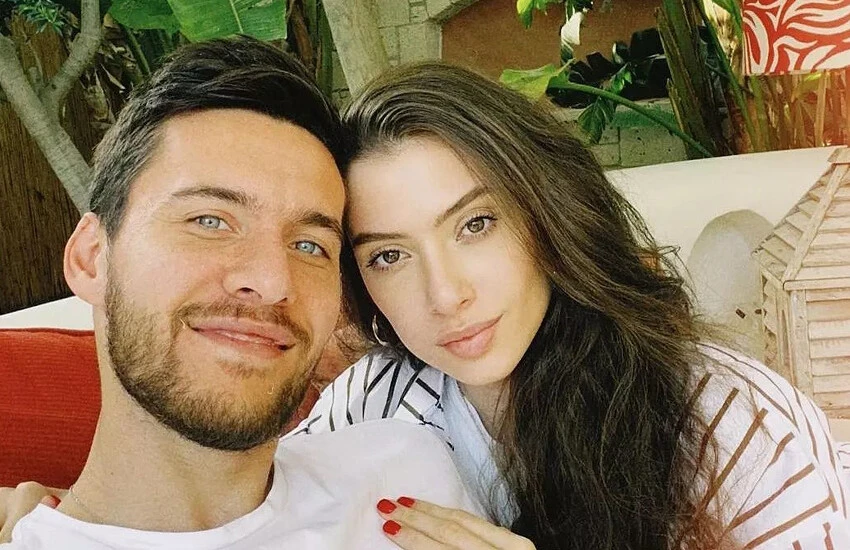 Umut Nayir'in eşi Enfal Nayir koyu Fenerbahçeliliğiyle biliniyor.