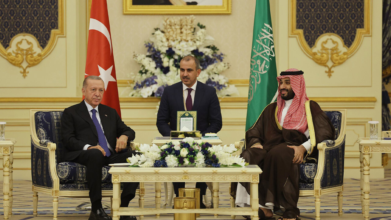 Erdoğan, Suudi Arabistan&#039;da resmi törenle karşılandı: İlk görüşme Prens Selman ile