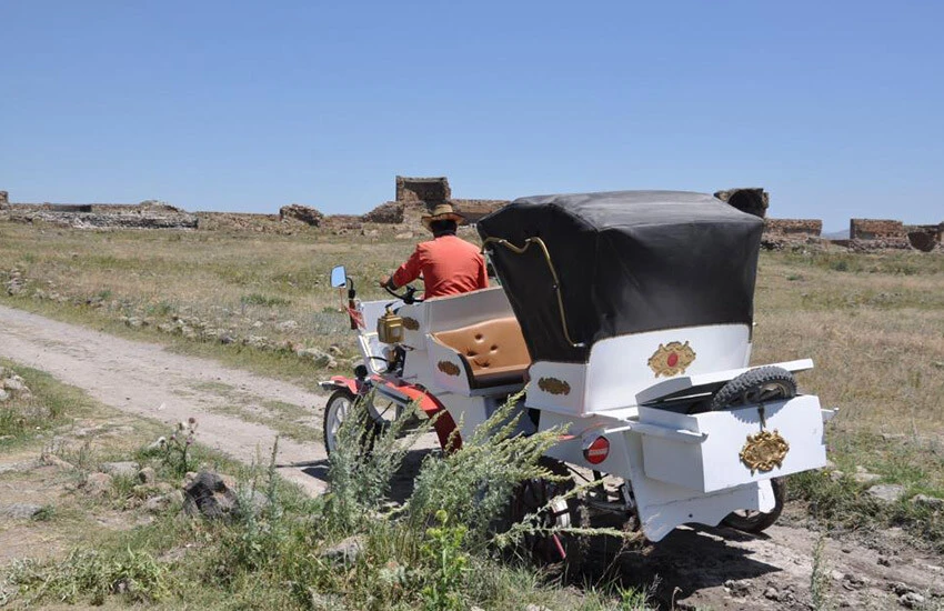Birçok medeniyete ev sahipliği yapan Ani Ören Yeri’nde hizmet vermeye başlayan elektrikli faytonlar, kısa sürede Ani’yi gezme fırsatı tanıyor.
