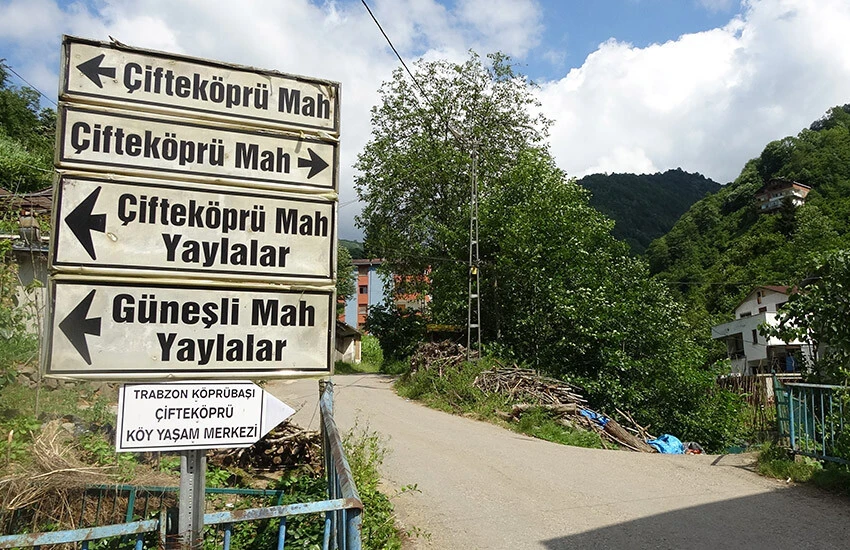 Mahalleye dışarıdan gelenler ise doğru adresi bulmak için çevre sakinlerinden yardım almak zorunda kalıyor.