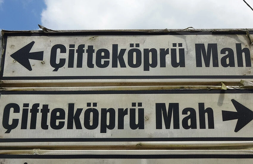 Tabelanın, aynı mahallenin yolunu hem sağ taraftan hem de sol taraftan gidilir şekilde okla göstermesi şaşkınlığa neden oluyor.