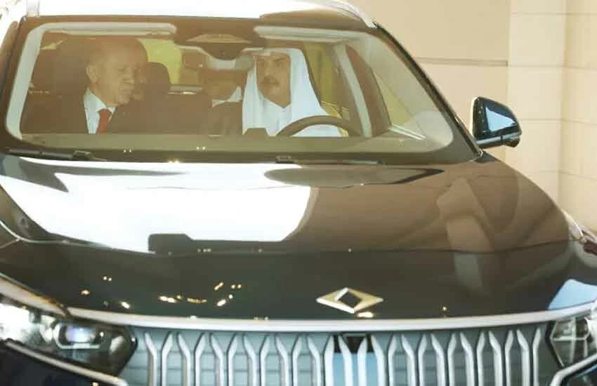 Erdoğan, Türkiye'nin ilk yerli otomobili Togg'u Katar Emiri'ne hediye etti.
