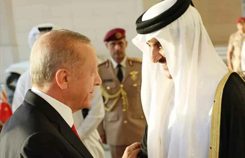 Erdoğan'a Katar'da sıcak karşılama