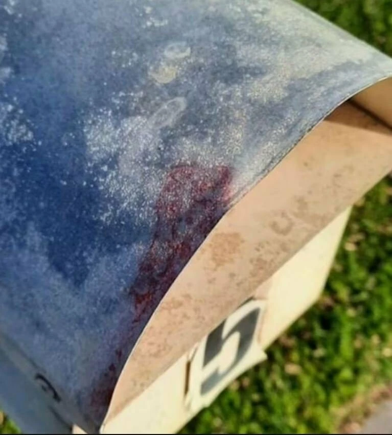 Evinin önündeki gizemli işaretlerin 'karanlık' anlamı korkuttu! Öğrendikleri dehşete düşürdü