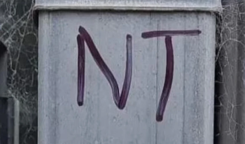 Evinin önündeki gizemli işaretlerin 'karanlık' anlamı korkuttu! Öğrendikleri dehşete düşürdü