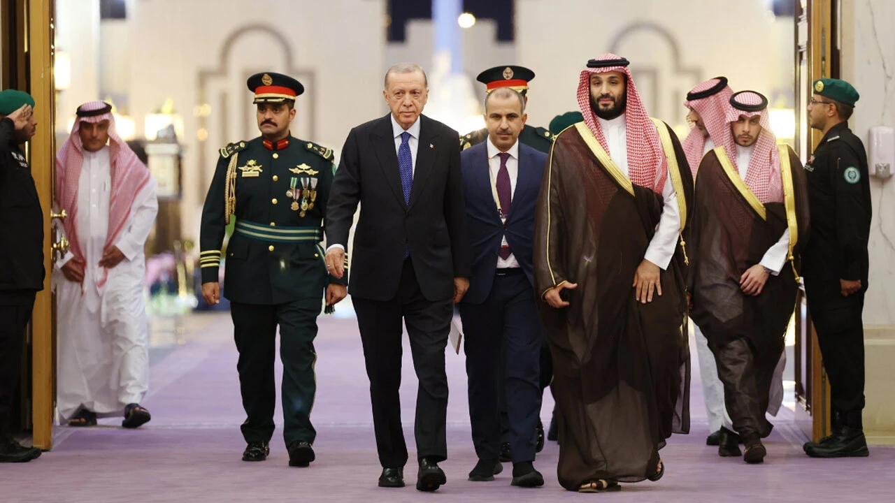 Erdoğan, Suudi Arabistan'da resmi törenle karşılandı: İlk görüşme Prens Selman ile