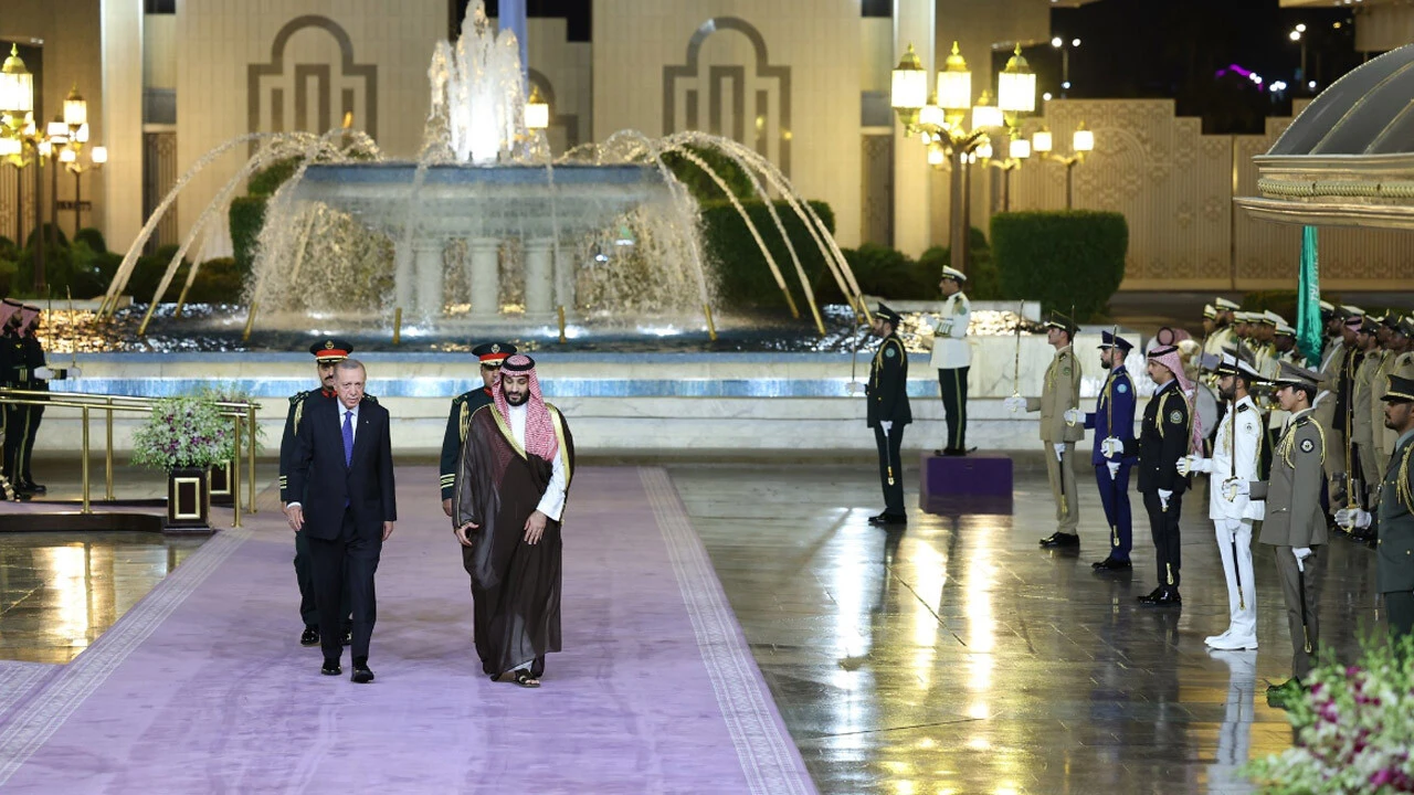 Erdoğan, Suudi Arabistan'da resmi törenle karşılandı: İlk görüşme Prens Selman ile
