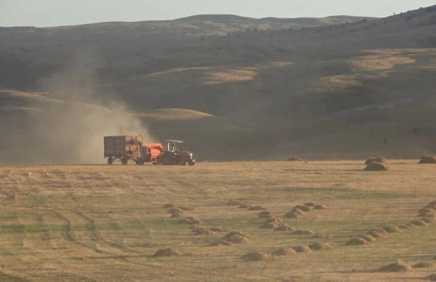 KDV Türkiye Ziraat Odaları Birliği Genel Başkanı Şemsi Bayraktar, mazota yapılan zam ve hasadı başlayan ayçiçeği konusunda görüntülü basın açıklaması yaptı.
