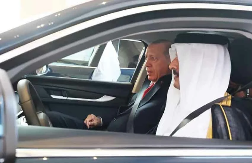 Erdoğan, Türkiye'nin ilk yerli otomobili Togg'u Katar Emiri'ne hediye etti.
