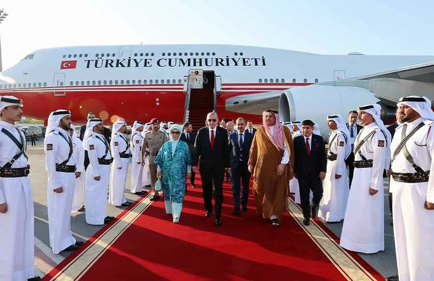 Cumhurbaşkanı Recep Tayyip Erdoğan, Körfez turu kapsamında gerçekleştirdiği ziyaretlerin ikinci gününde Katar'a geldi.