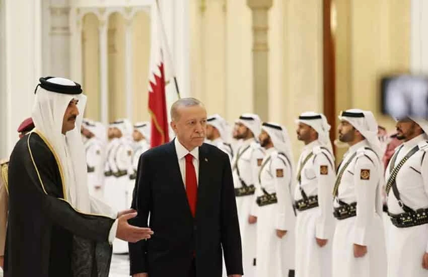 Cumhurbaşkanı Erdoğan ve Al Sani'nin tören alanındaki yerlerini almasının ardından iki ülke milli marşları çalındı