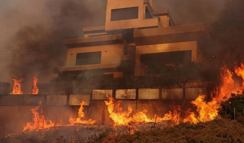 Yunanistan'da orman yangınları evlere sıçradı! 81 farklı nokta yanıyor