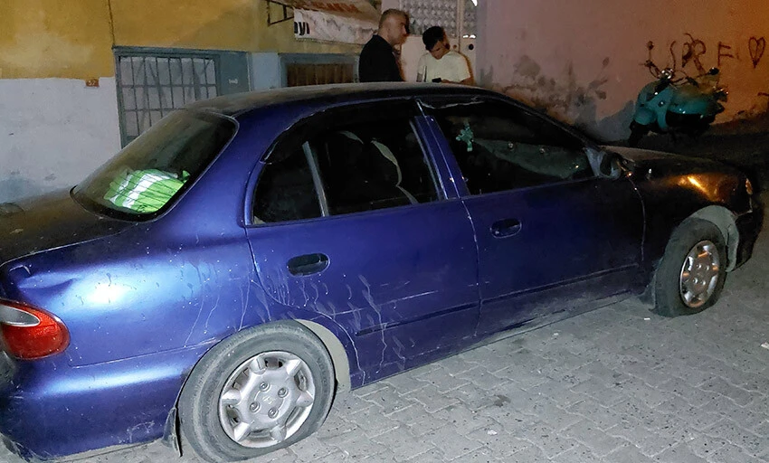 Samsun'da geceleyin evinin önündeki sokak kedilerini kovduğu için önce aracının lastikleri kesilen şahıs daha sonra da bıçaklı saldırıya uğrayarak ağır yaralandı.