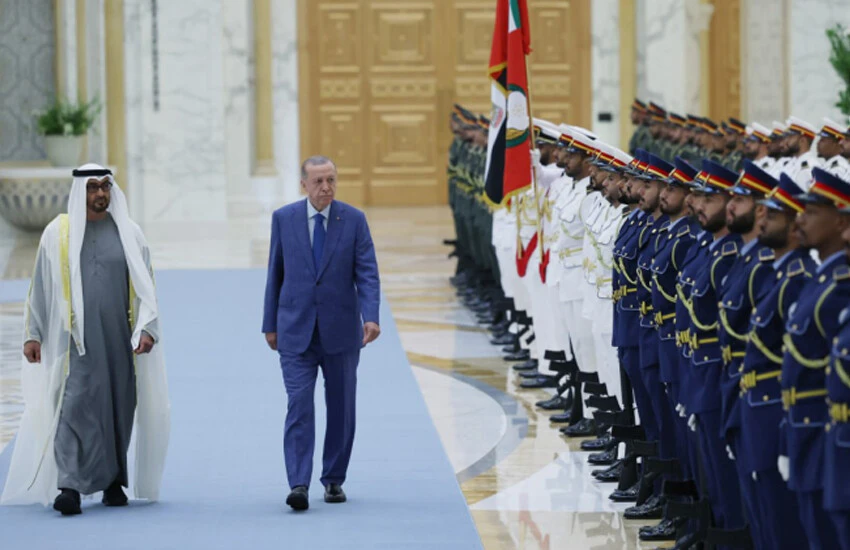 Erdoğan, BAE Devlet Başkanı Al Nahyan tarafından El Vatan Sarayı'nda resmi törenle karşılandı.
