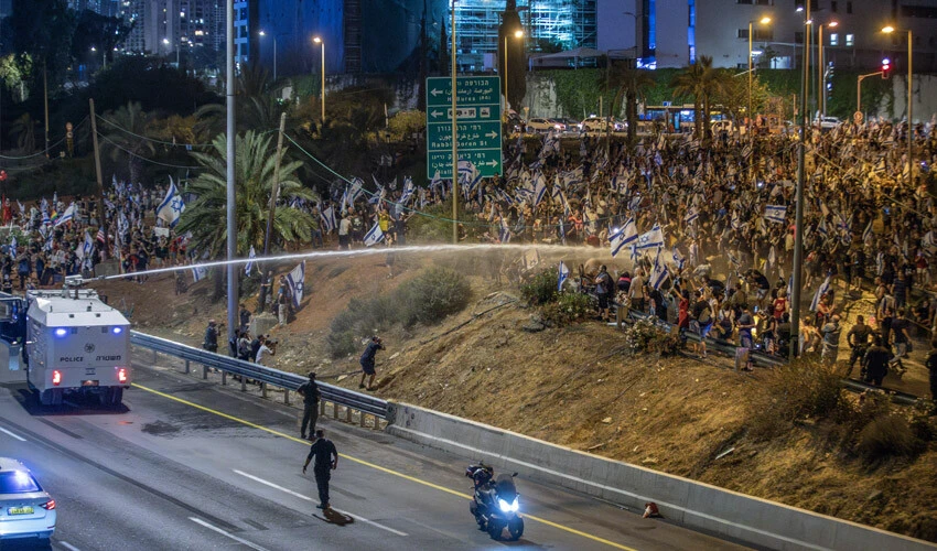 İsrail'de protestolara kilit görevlerdeki askerler de katıldı! Netanyahu'nun konutuna yürüdüler ortalık karıştı