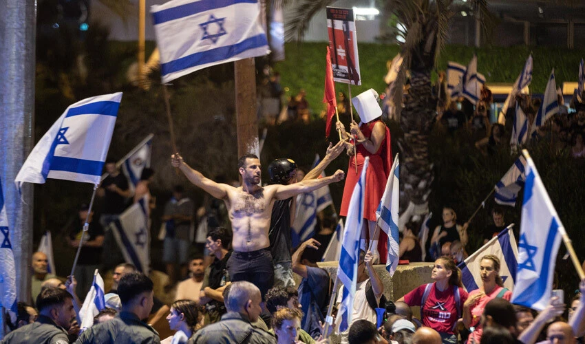 İsrail'de protestolara kilit görevlerdeki askerler de katıldı! Netanyahu'nun konutuna yürüdüler ortalık karıştı