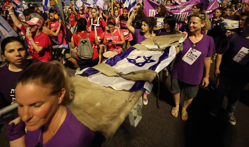 İsrail'de protestolara kilit görevlerdeki askerler de katıldı! Netanyahu'nun konutuna yürüdüler ortalık karıştı