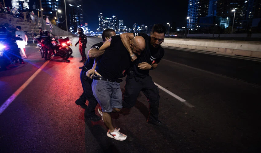 İsrail'de protestolara kilit görevlerdeki askerler de katıldı! Netanyahu'nun konutuna yürüdüler ortalık karıştı