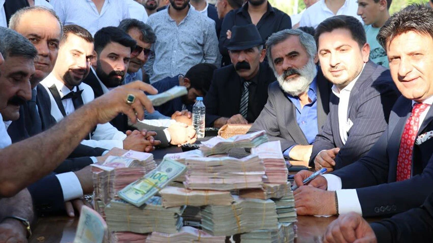 Aşiret düğününü değil sanki döviz bürosu! Takılan takılar dudak uçuklattı