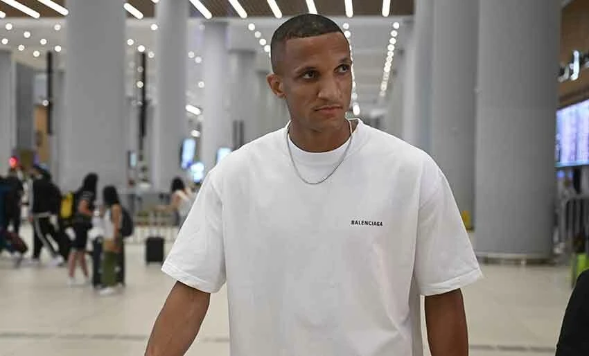 Rodrigo Becao’nun sağlık kontrollerinden geçerek, kendisini sarı-lacivertli renklere bağlayan imzayı atması bekleniyor.