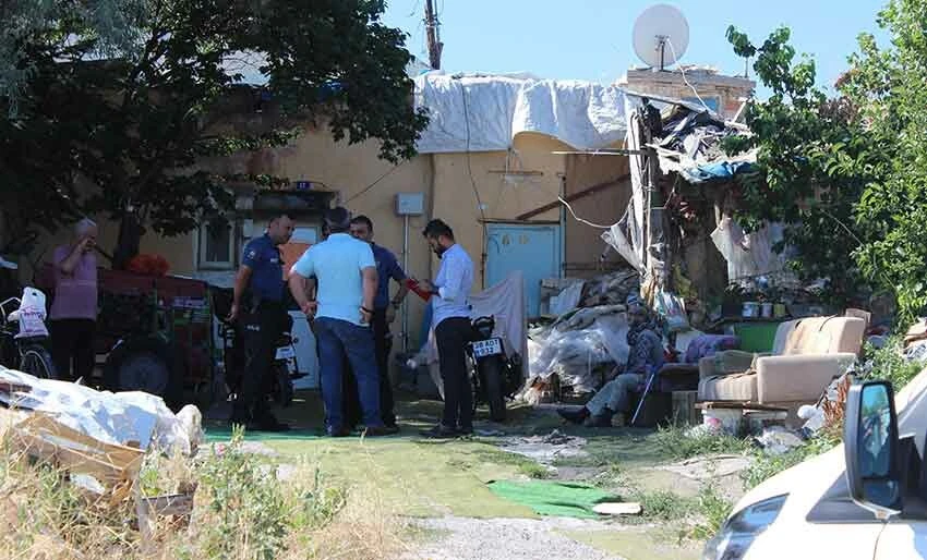 Sağlık ekipleri 19 yaşındaki gencin hayatını kaybettiğini belirledi.