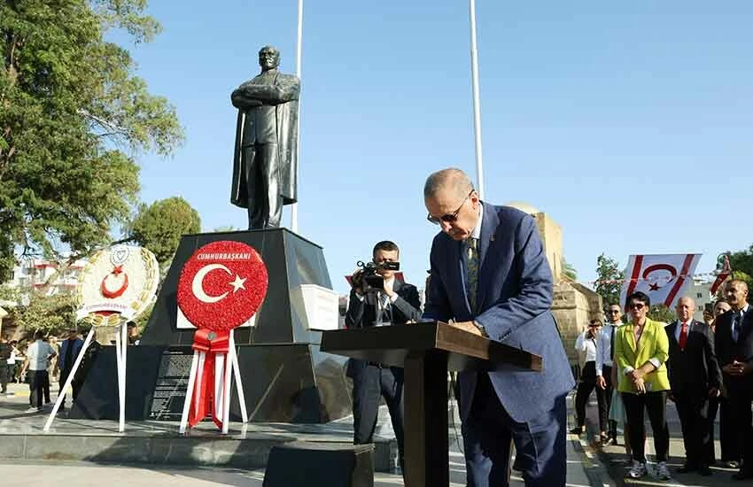 Cumhurbaşkanı Erdoğan KKTC'ye ilk resmi uçuşta kokpite girdi: Tarihi çağrıda bulundu