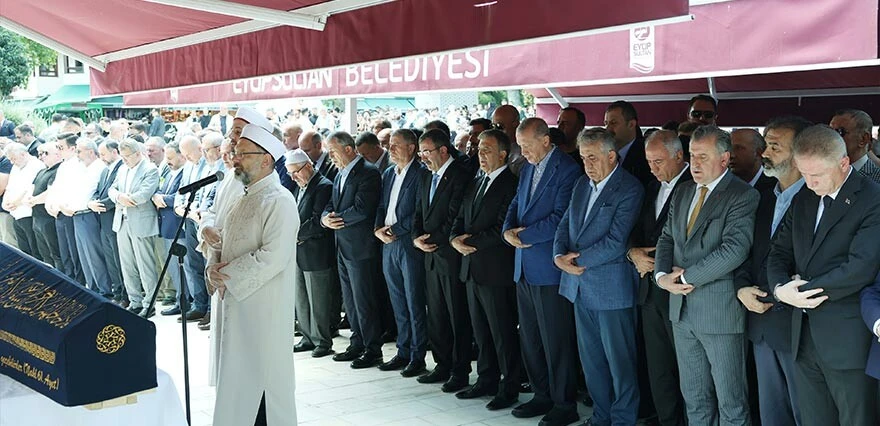Cenazede dikkat çeken anlar... Erdoğan ile Gül tokalaşıp, yan yana saf tuttular