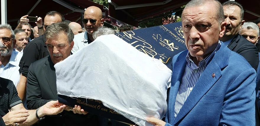 Cenazede dikkat çeken anlar... Erdoğan ile Gül tokalaşıp, yan yana saf tuttular