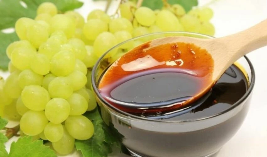 Üzüm pekmezinin  tarifi... Yüzyıllar öncesinde de böyle yapılıyordu. İçine eklenince kıvamı şaşmıyor