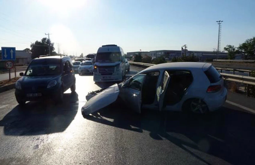 Antalya'nın Manavgat ilçesinde sürücüsünün direksiyon hakimiyetini kaybetmesiyle zincirleme kaza meydana geldi.