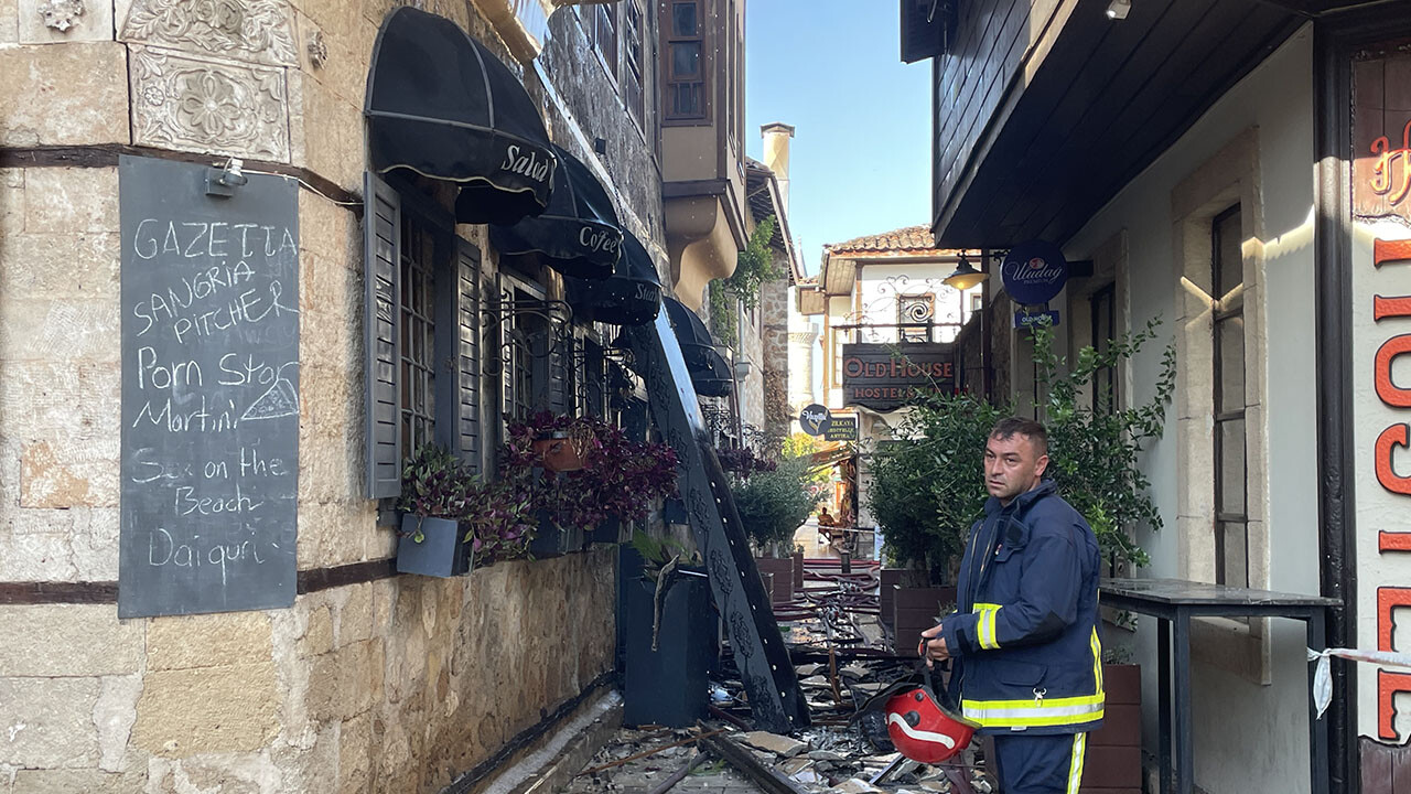 Antalya&#039;da bir otel alevlere teslim oldu: Ölü ve yaralılar var