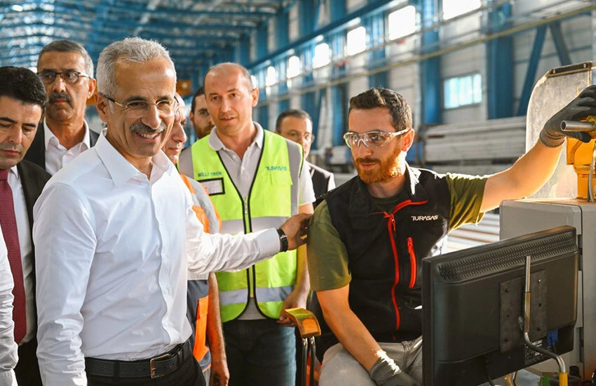 Milli hızlı trende geri sayım: Bakanı Uraloğlu kokpite geçerek sürüş gerçekleştirdi