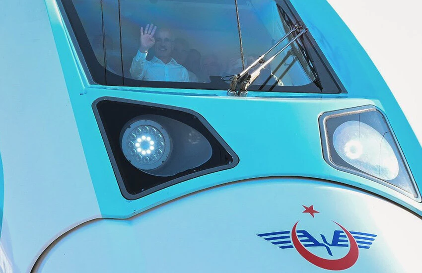 Milli hızlı trende geri sayım: Bakanı Uraloğlu kokpite geçerek sürüş gerçekleştirdi