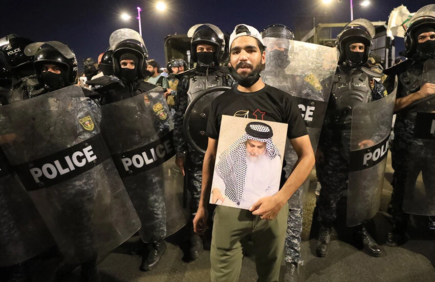 Bağdat’ın merkezi Tahrir Meydanı’nda toplanan Sadr yanlısı kişiler, Kur’an-ı Kerim’e yönelik saldırı nedeniyle Danimarka yönetimini protesto etti.