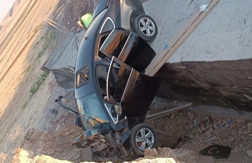 Çukura düşen otomobildeki bir kişi can verdi, 5 kişi yaralandı.