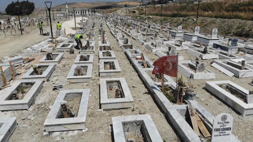 ’Deprem Şehitliği'nde acı tablo: 100 mezarın kimliği henüz belirlenemedi