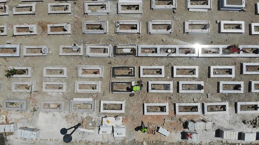 ’Deprem Şehitliği'nde acı tablo: 100 mezarın kimliği henüz belirlenemedi