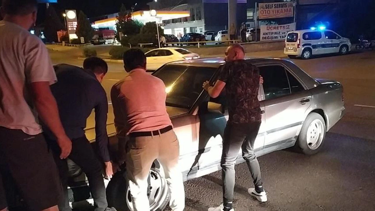 El frenini çekmeyi unuttu, aracını refüjde buldu