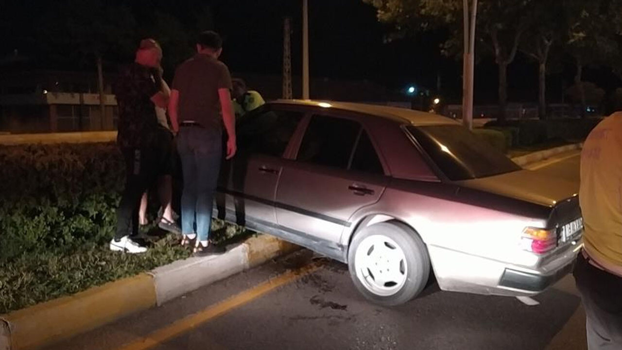 El frenini çekmeyi unuttu, aracını refüjde buldu