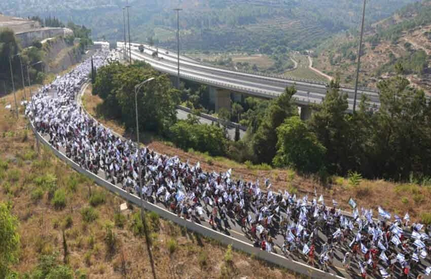 Netanyahu hükümetinin yargı düzenlemesine karşı tepki gösteren İsrail halkı ise sivil itaatsizlik eylemi gerçekleştiriyor