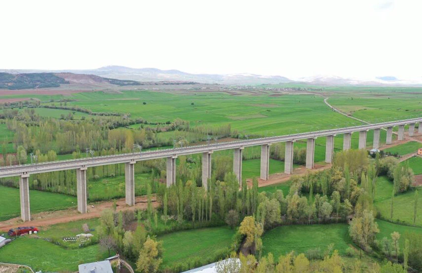 Ankara-İzmir arası 3,5 saate iniyor