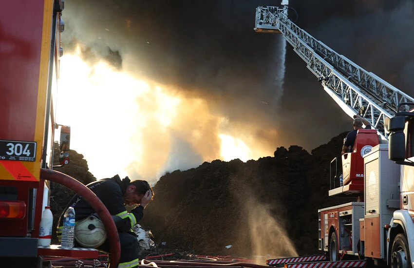 Kocaeli'de korkutan yangın: Fabrika alev topuna döndü