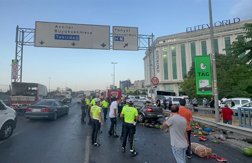 İstanbul'da feci kaza: 2 vatandaş hayatını kaybetti... E5 savaş alanına döndü