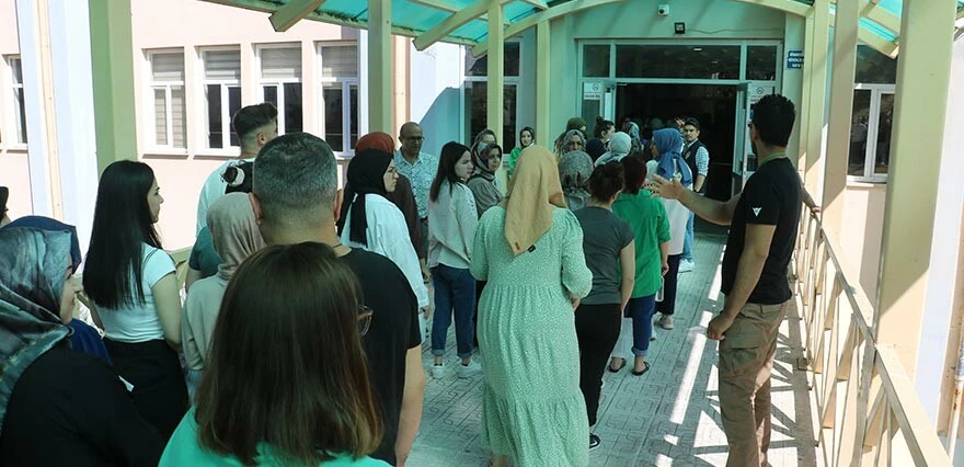 KPSS'de manzara yine aynı! "Binanın önünde bekliyordum" dese de kapıyı açan olmadı